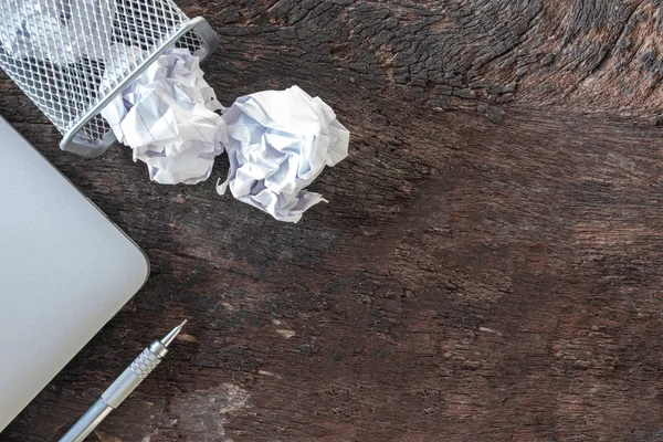 Gunoi Hârtie Hârtie Crumple Care Încadrează Coșul Reciclare Fost Aruncat — Fotografie, imagine de stoc