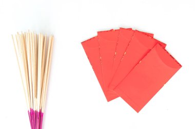 Mutlu Çin yeni yılı, kırmızı zarf tutan el ya da beyaz arka plan üzerinde izole Angpao