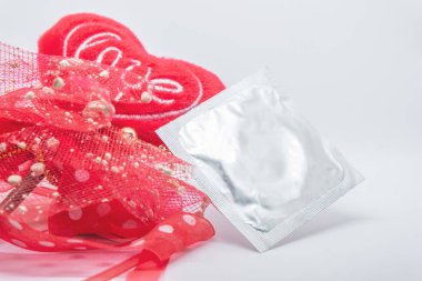 Sevgililer'ın günü, prezervatif önlemek hamilelik Doğum kontrolü Sevgililer güvenli seks Genç aşk kavramı, beyaz zemin üzerine prezervatif sevgi ile Doğum kontrolü.