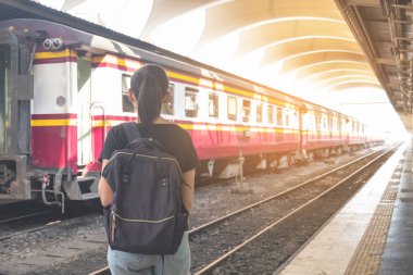 Demiryolu tren platformu üzerinde yalnız kadın istasyonu onu hissediyorum hasreti