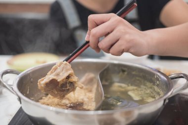 et güveç shabu temel Buhar çubuklarla tarafından uzatarak