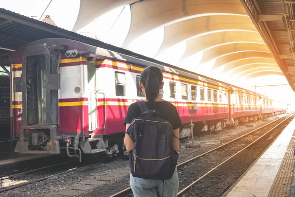 Demiryolu tren platformu üzerinde yalnız kadın istasyonu onu hissediyorum hasreti