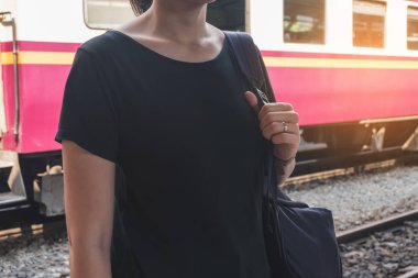 Demiryolu tren platformu üzerinde yalnız kadın istasyonu onu hissediyorum hasreti