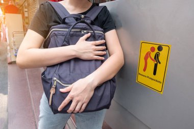 kadın yankesici gördü çünkü dikkat yankesici işareti simgesi dikkatli