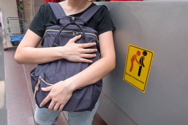 kadın yankesici gördü çünkü dikkat yankesici işareti simgesi dikkatli