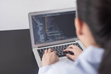 Ofiste çalışan genç iş kadını programcı. eller kadın kodlama ve programlama kavramı içinde ekran laptop üzerinde programlama