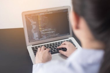 Ofiste çalışan genç iş kadını programcı. eller kadın kodlama ve programlama kavramı içinde ekran laptop üzerinde programlama
