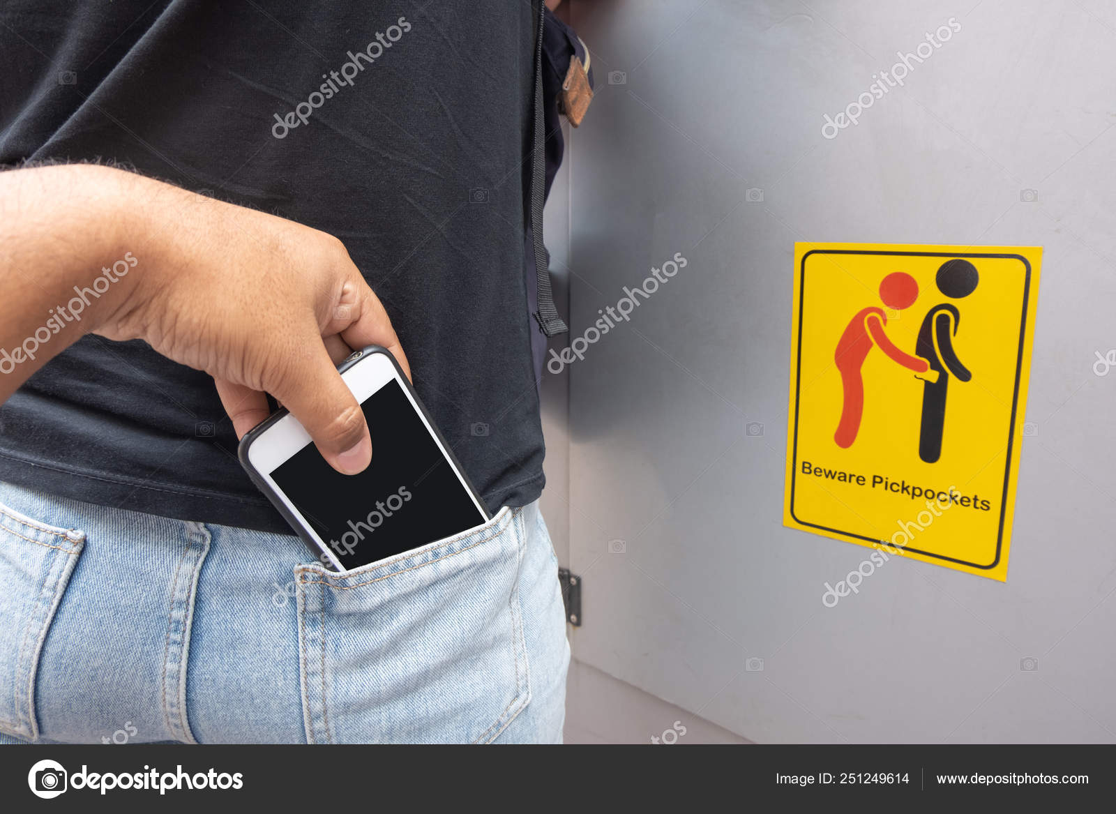 Mulher com celular no bolso de trás