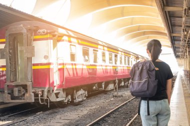 Demiryolu tren platformu üzerinde yalnız kadın istasyonu onu hissediyorum hasreti