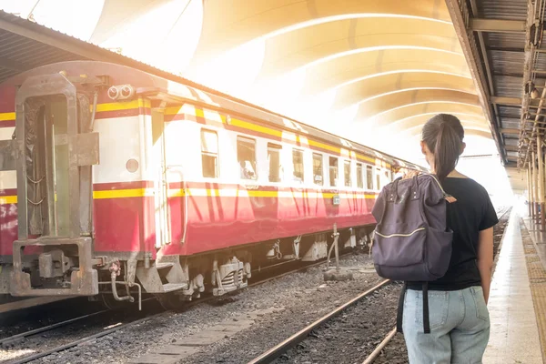 Donna sola sulla piattaforma ferroviaria della stazione ferroviaria il suo sentire nostalgia di casa — Foto Stock