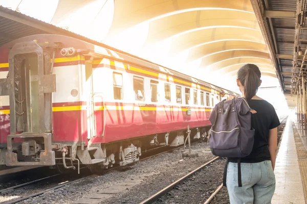 Mulher solitária na plataforma de trem da estação ferroviária sua sensação de saudade de casa — Fotografia de Stock