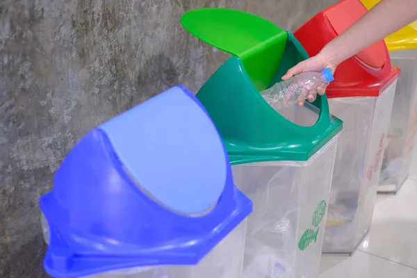 Kézi üres műanyag palackot dobott a kukába — Stock Fotó