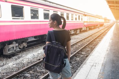 Demiryolu tren platformu üzerinde yalnız kadın istasyonu onu hissediyorum hasreti