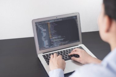 Ofiste çalışan genç iş kadını programcı. kodlama ve programlama kavramı, kalkınma web, geliştirici, java geliştirici, arka uç geliştirici ekran laptop, programlama eller kadın. O inten