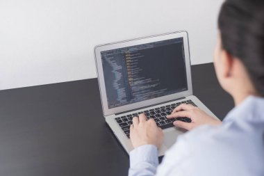 Ofiste çalışan genç iş kadını programcı. kodlama ve programlama kavramı, kalkınma web, geliştirici, java geliştirici, arka uç geliştirici ekran laptop, programlama eller kadın. O inten