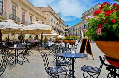 İtalyan kasabasının eski meydanında kafe