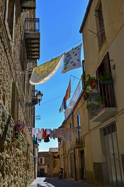 Ložní Prádlo Úzké Ulici Starém Městě Itálie — Stock fotografie
