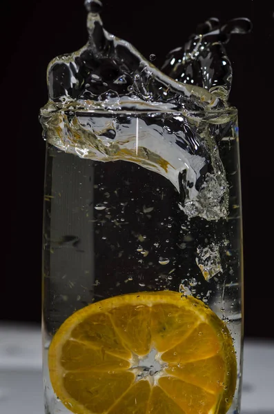 Бризки Води Склянці Води Апельсином Лимоном — стокове фото