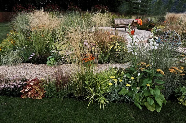 Χαλίκι Κήπο Καθιστικό Και Μια Επιλογή Από Χόρτα Λουλούδια Και — Φωτογραφία Αρχείου