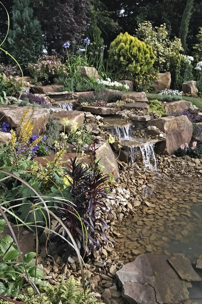 Een Aantrekkelijke Rotstuin Met Waterval Een Water Featured Zwembad Met — Stockfoto