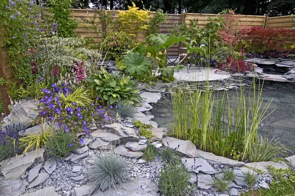 Εμφάνιση Κήπο Που Διαθέτει Νερό Rodk Και Φύτευση Topiary Tatton — Φωτογραφία Αρχείου