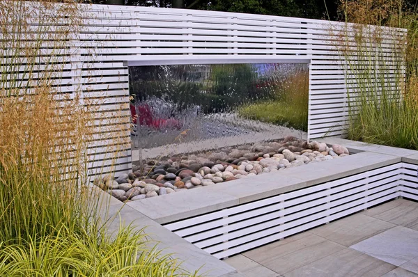 リラックスと反射の庭で現代的なパティオ エリアと水機能 — ストック写真