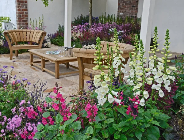 Ein Zeitgenössischer Garten Mit Terrassenfläche Und Stilvollen Holzmöbeln Umgeben Von — Stockfoto