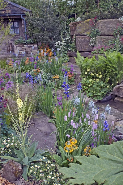 Ein Landhaus Mit Garten Einem Bewaldeten Felsen Mit Einer Bunten — Stockfoto