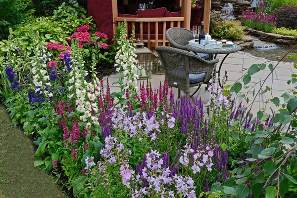 Patio Area Reflections Aquatic Garden Colourful Flower Border — Stock Photo, Image