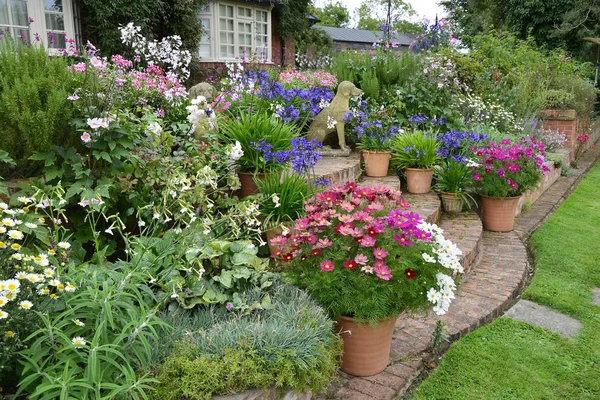 Colorida Terraza Jardín Con Macizos Flores Mixtas Contenedores Plantados Que —  Fotos de Stock