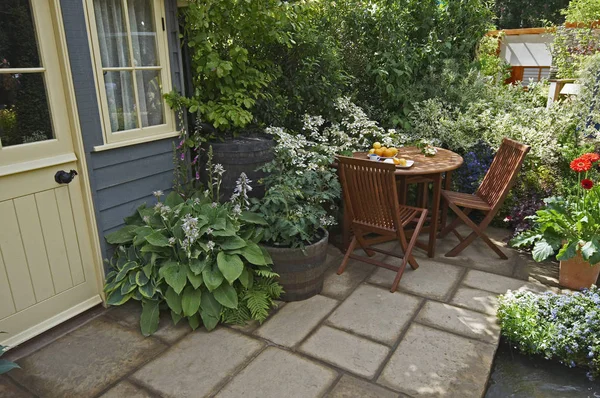 Idée de design avec bordure plantée, continers et table et chaises — Photo