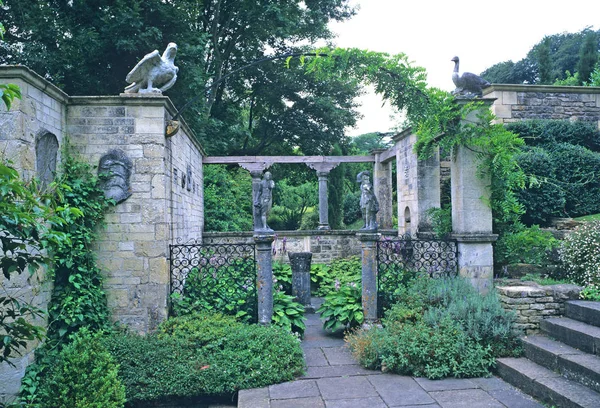 Dvorek v italsko-románské zahradě na Iford Manor — Stock fotografie