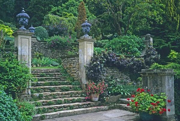 Passos de pedra no jardim italiano-românico em Iford Manor — Fotografia de Stock