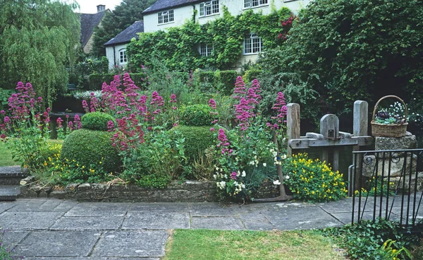 Plantation colorée le long d'un étang Cotswold Mill — Photo