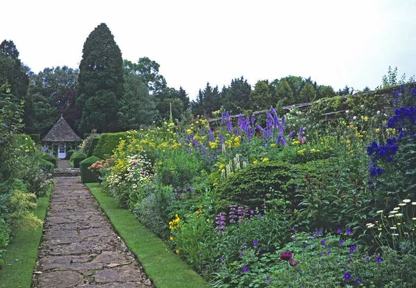 Bordure d'été et vue sur une maison d'été dans un jardin de maison de campagne — Photo