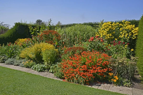 複合植物で植えられたカラフルな囲まれた庭の「部屋」 — ストック写真