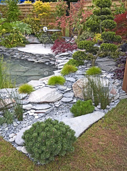 JARDÍN QUE FIGURA AGUA, ROCK, TOPIARIO Y PLANTAS Mixtas — Foto de Stock