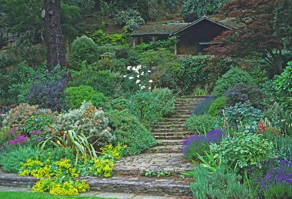Pasos que conducen a la pendiente terraza casa de campo jardín — Foto de Stock