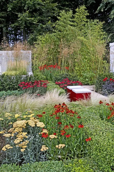 La zona del patio contemporáneo y la fuente de agua en el jardín relajante — Foto de Stock