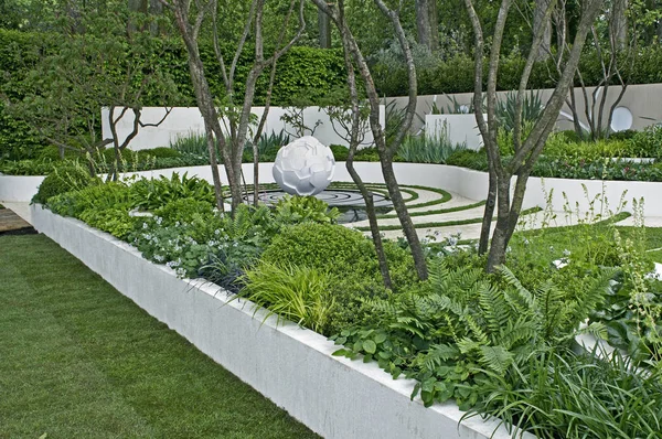 Moderno jardín de agua con función de escultura y camas elevadas —  Fotos de Stock