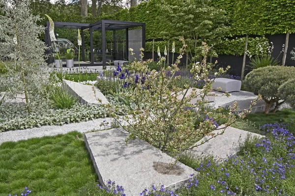 Een koele moderne tuin met een aantal Scandinavische stijlkenmerken — Stockfoto