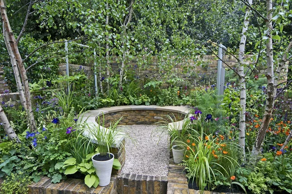 Un petit jardin de cour des scènes avec des sons musicaux — Photo