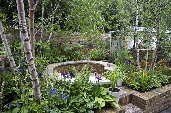 Mały dziedziniec ogród z scenses z muzycznych dźwięków — Zdjęcie stockowe