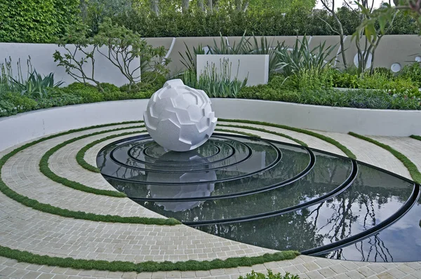 Jardim aquático moderno com escultura característica e camas levantadas — Fotografia de Stock