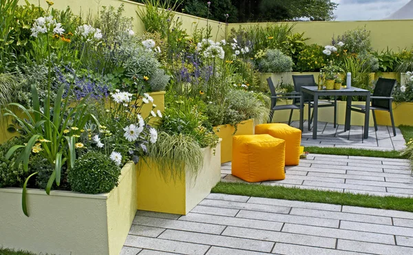 Kolorowy dziedziniec ogród wykorzystywany jako przestrzeń rekreacyjna biura — Zdjęcie stockowe