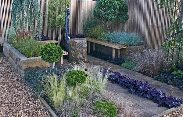 Ein Shared-Space-Garten zeigt, was man mit begrenztem Freiraum tun kann — Stockfoto