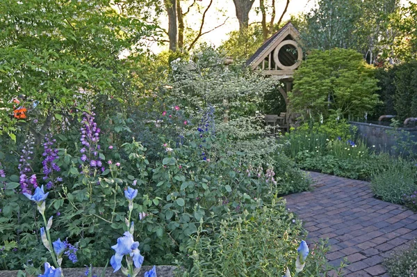 Estilizado como un típico jardín rural tradicional británico con flores, plantas y arbustos — Foto de Stock