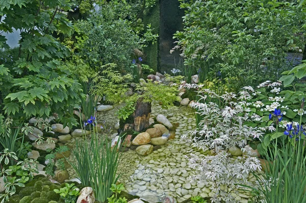 Een prachtige groene rustige dakruimte in een stedelijke tuin gemaakt in de Japanse stijl van de watertuin — Stockfoto