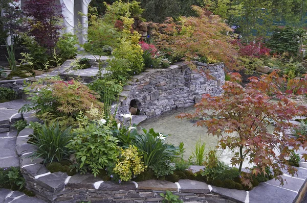 Прекрасний райський японський сад, щоб надихнути спогади з терасою і вишитим басейном — стокове фото