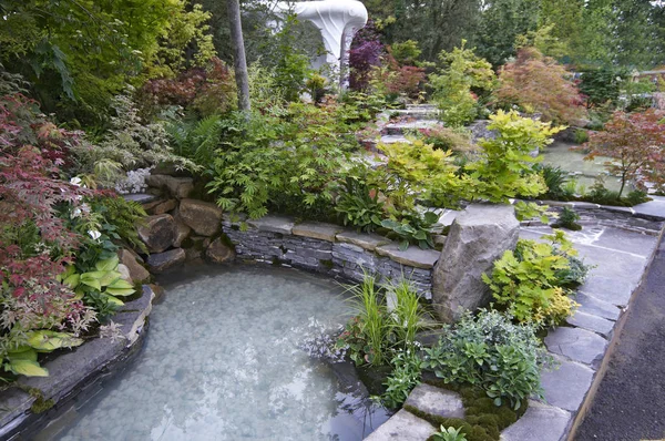 Een prachtig paradijs Japanse water tuin om herinneringen te inspireren — Stockfoto